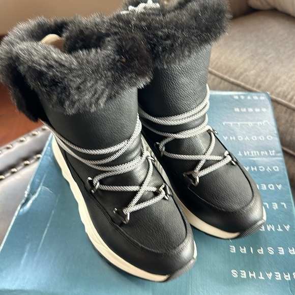 Geox Falena ABX 13
MODEL NUMBER: 9614386 women’s size 7 new with box. - Picture 6 of 6